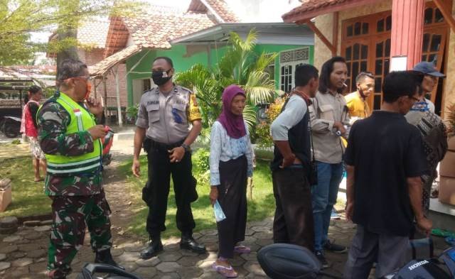 Bhabinkamtibmas Desa Surakarta Polsek Kapetakan, Polres Ciko Aipda M. Jaelani Monitoring Penyaluran Distribusi Bantuan Sembako