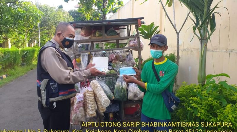 Peduli kesehatan warga , Bhabin Sukapura Polsek Utbar Polres Ciko bagikan Masker dalam PPKM Level 1
