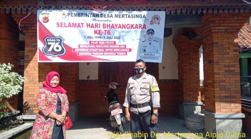Bhabinkamtibmas mertasinga Polsek Gunung Jati Polres Ciko pasang spanduk Hari Bhayangkara ke 76
