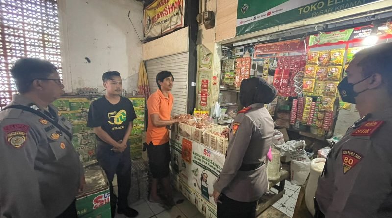 Dengarkan Keluhan Pedagang, Mahasiswa STIK-80 Widya Patria Tama Kunjungi Pasar Kramat Ciko