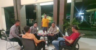 Pantau kewilayahan , QR Polsek Utbar Polres Cirebon kota gelar patroli Sahur ramadhan1445 H