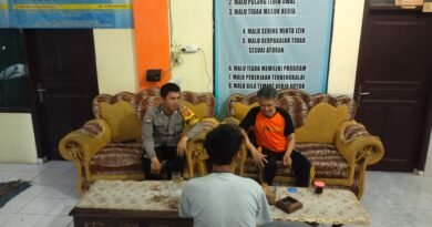 Patroli sahur, Bhabinkamtibmas Sirnabaya Polsek Gunung Jati Polres Cirebon Kota sambangi warga