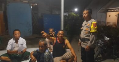 Waktu sahur, Bhabinkamtibmas Kesenden Polsek Utbar Polres Cirebon Kota rutin sambang patroli